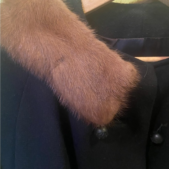 Elegant Vintage Black Wool Coat with Mink Collar - Picture 5 of 6